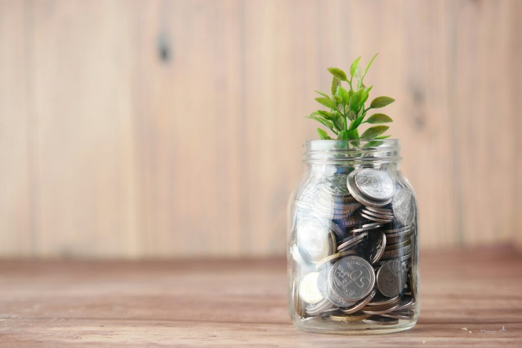 Bocal d épargne avec une plante verte, illustration du compte à terme vert
